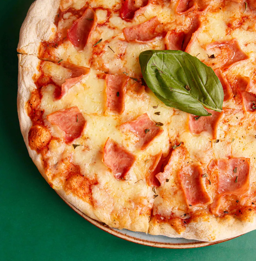 Pizza Jamón y Queso Tradicional.